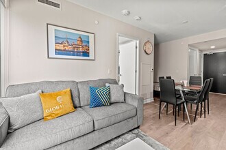 Building Photo - 501 Yonge St