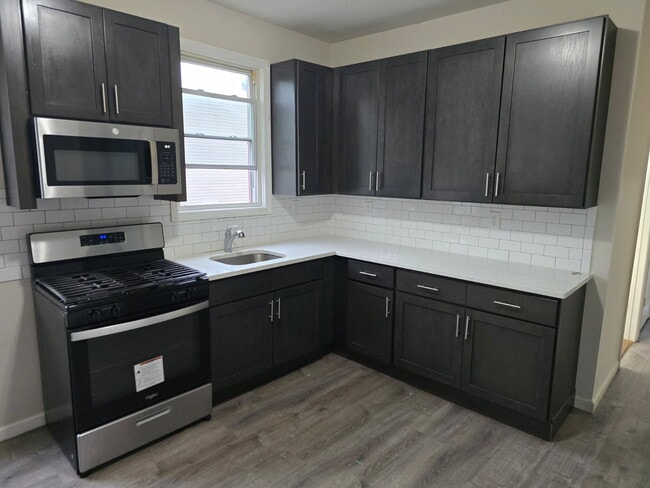 Building Photo - 584 Hunterdon St