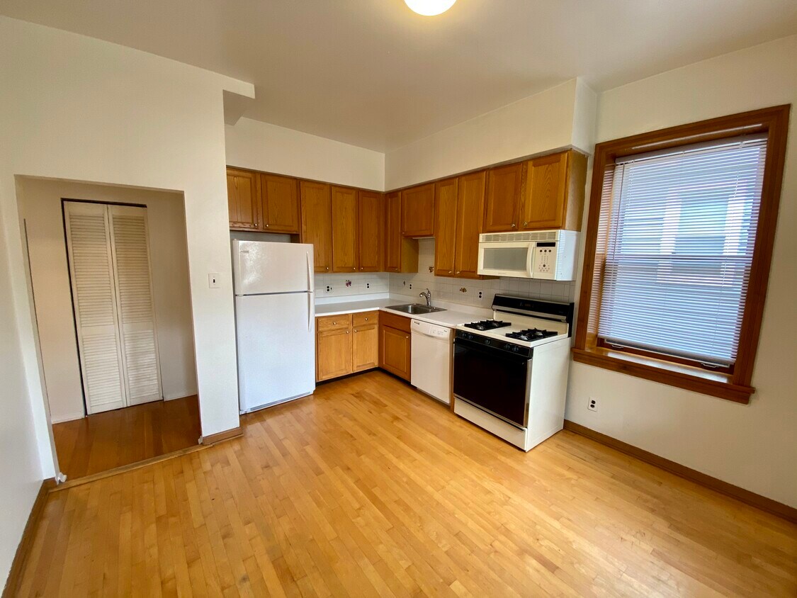 Primary Photo - 1210 W Nelson St
