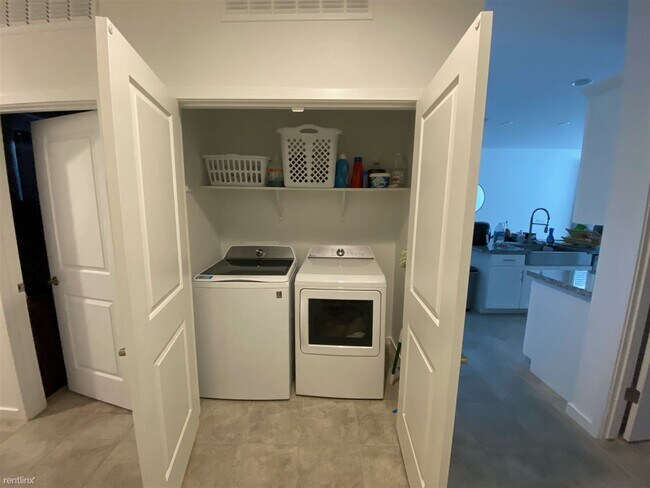 Building Photo - Room for Rent, 2 bath House - 4429 West Al...