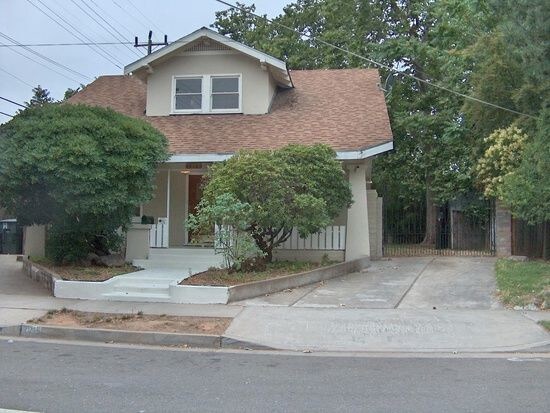 Building Photo - Great two story house