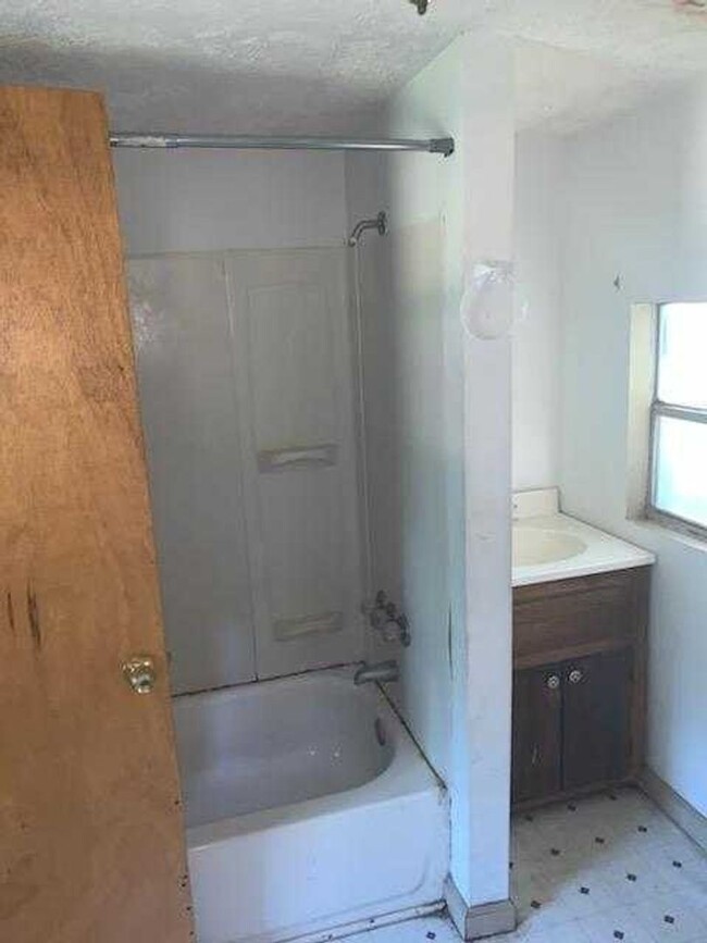 Foto del edificio - Rent this affordable 1 bedroom in Beech Is...