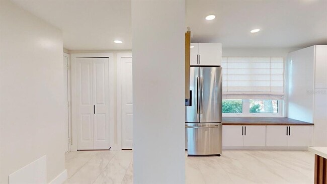 Building Photo - 605 Sutton Pl