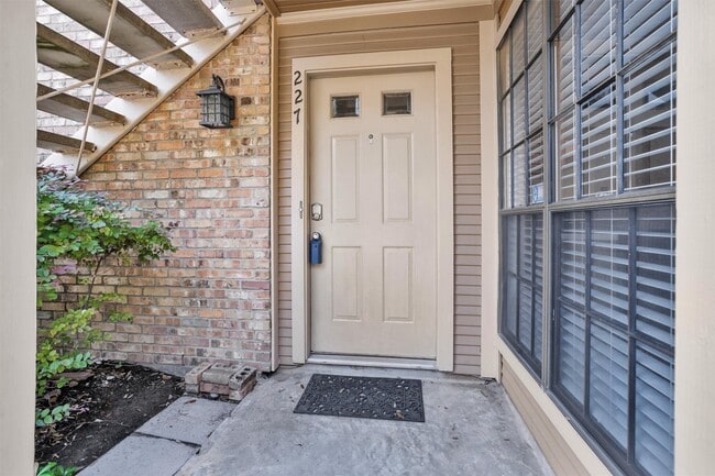 Building Photo - 1311 Antoine Dr