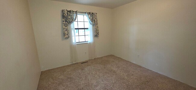 Foto del edificio - Outstanding 3-4 Bedroom close to Mall! $1895