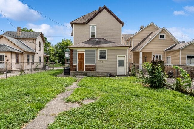 Building Photo - 833 Xenia Ave