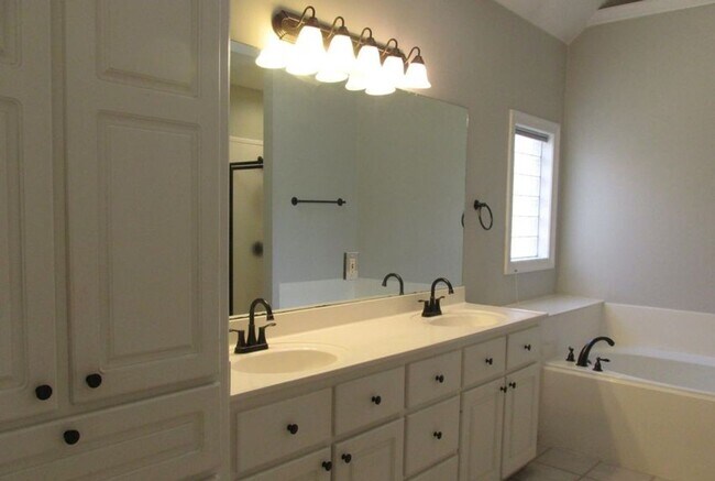 Building Photo - MOVE IN SPECIAL!**** 1/2 OF 1ST MONTH RENT...