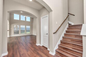 Building Photo - 13930 Goodridge Dr