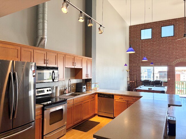 Building Photo - 424 S 2nd St