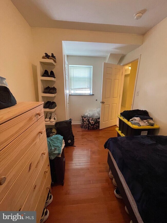 Foto del edificio - 122 W Girard Ave