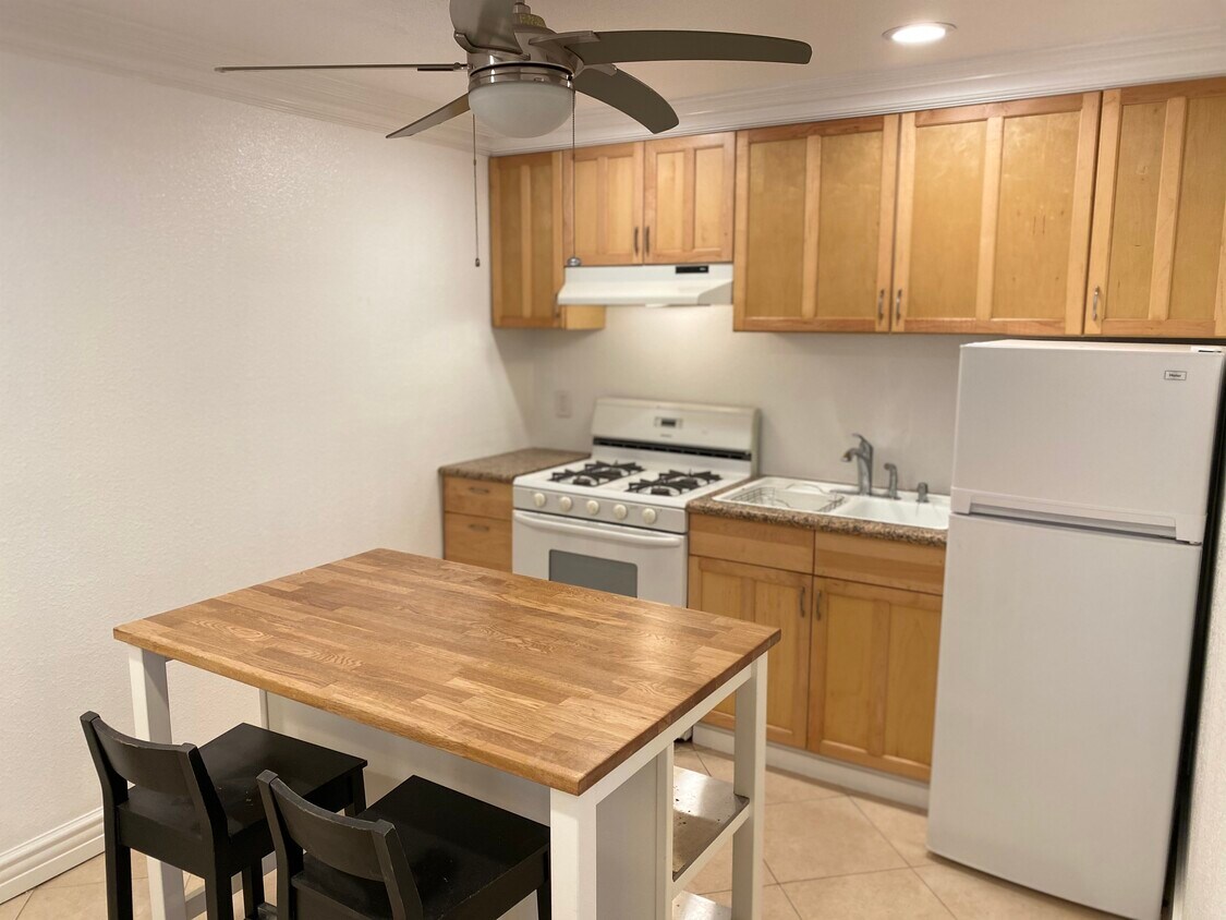 Kitchen - 654 Manhattan Beach Blvd