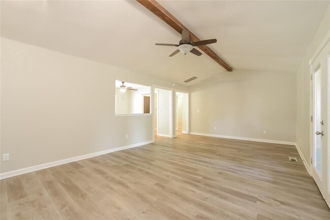 Building Photo - 9840 Willow Wind Dr