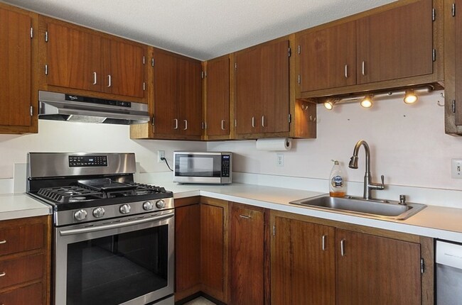 Building Photo - Well Maintained Condo For Lease in Sought ...