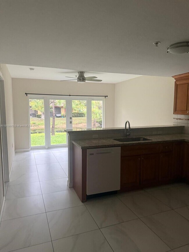 Foto del edificio - 11585 NW 36th St