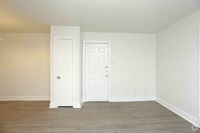 1BR,1BA - 700SF - LIVING AREA - 2313 N Fitzhugh Ave