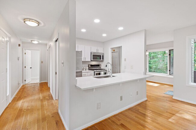 Building Photo - Stunning 2 bed, 2.5 bath townhome in Five ...