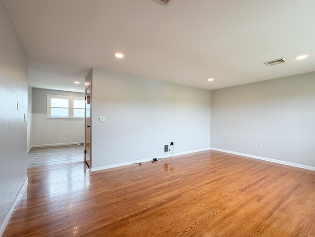 Building Photo - 1435 Bowmansville Rd