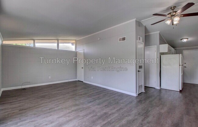 Building Photo - 4700 Lynn Ln
