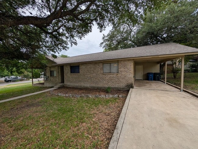 Building Photo - Location!! 1 Mile to Landa Park / Close to...