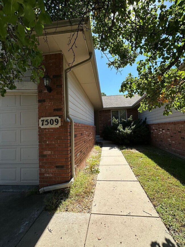 Foto del edificio - West Side Duplex - $300 off 1st Month !!