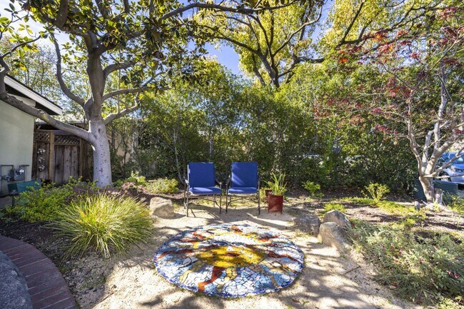 Foto del edificio - Conveniently Located, Fully Furnished 2 Bed/2 Bath Home Available To Nov!