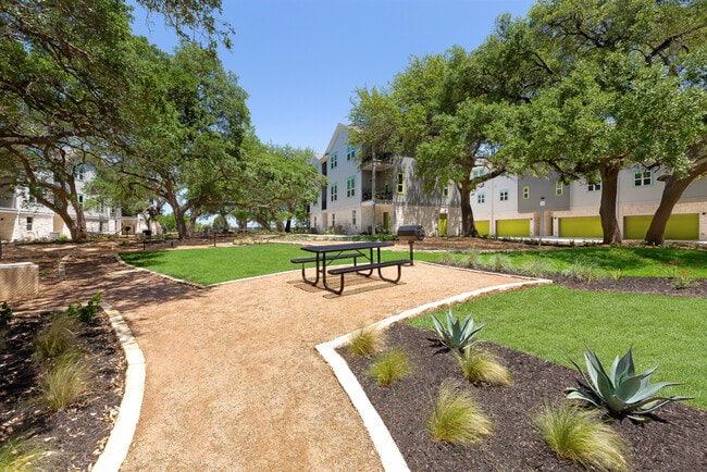 Building Photo - Trailside Oaks Apartments