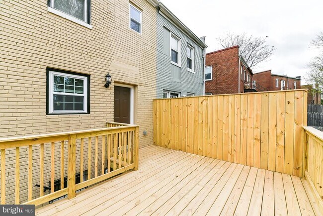 Building Photo - 707 Congress St SE