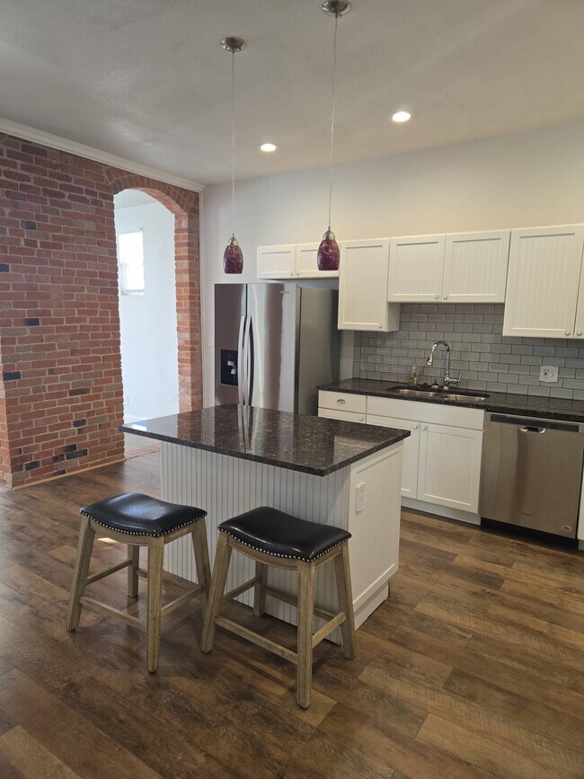 Foto del edificio - 124 E Main St