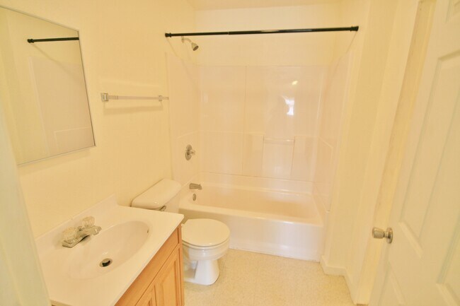 Building Photo - Spacious 1 Bed Dupex!