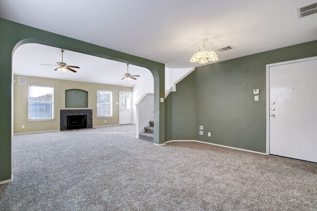 Foto del edificio - ***APPLICATION CURRENTLY UNDER REVIEW***Spacious Two-Story Home with Modern Comforts and Prime Lo...