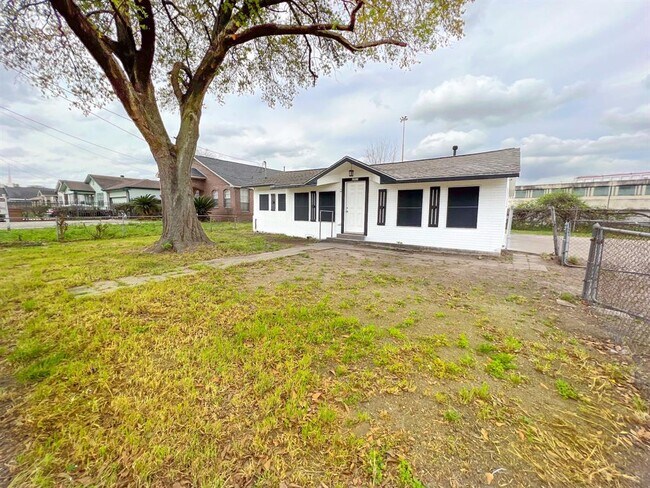 Foto del edificio - 2423 Woodard St