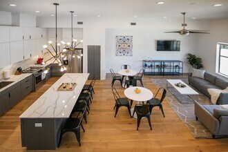 Building Photo - 511 Memorial Heights Dr