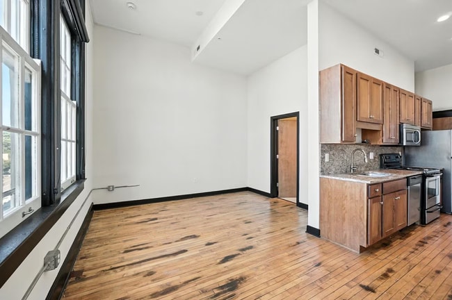 Building Photo - 125 W 11th St