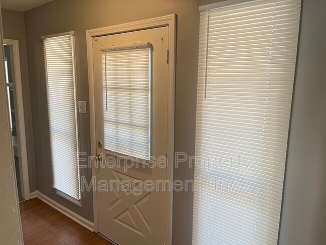 Foto del edificio - 5802 Lake Port Dr