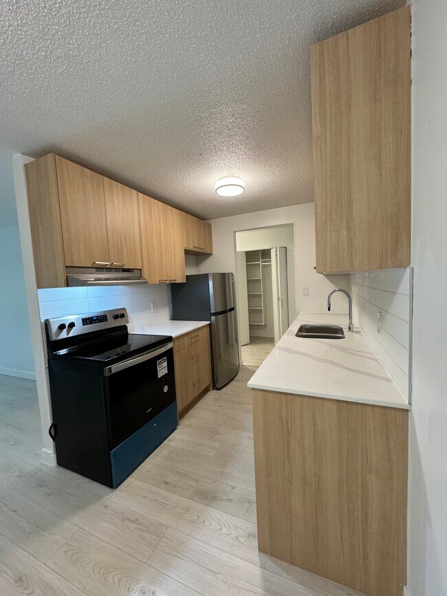 Building Photo - 989 Lytton St