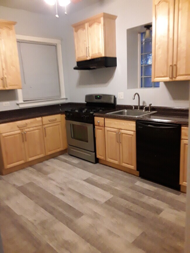 La cocina tiene una despensa grande. - 6321 S Drexel Ave