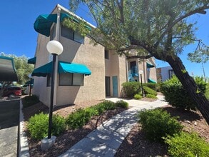 Building Photo - 4380 Woodpine Dr