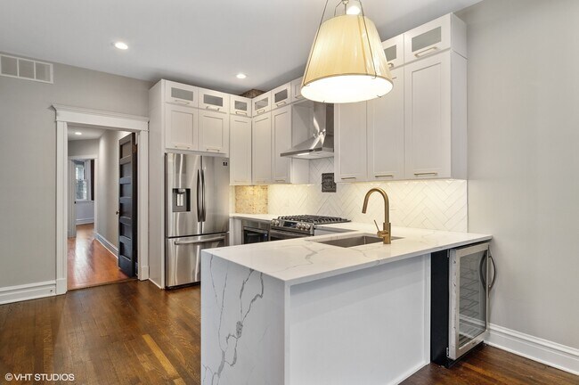 Foto del edificio - 1211 W Addison St