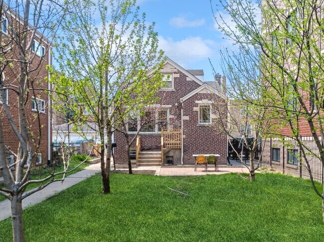 Building Photo - 6526 N Francisco Ave