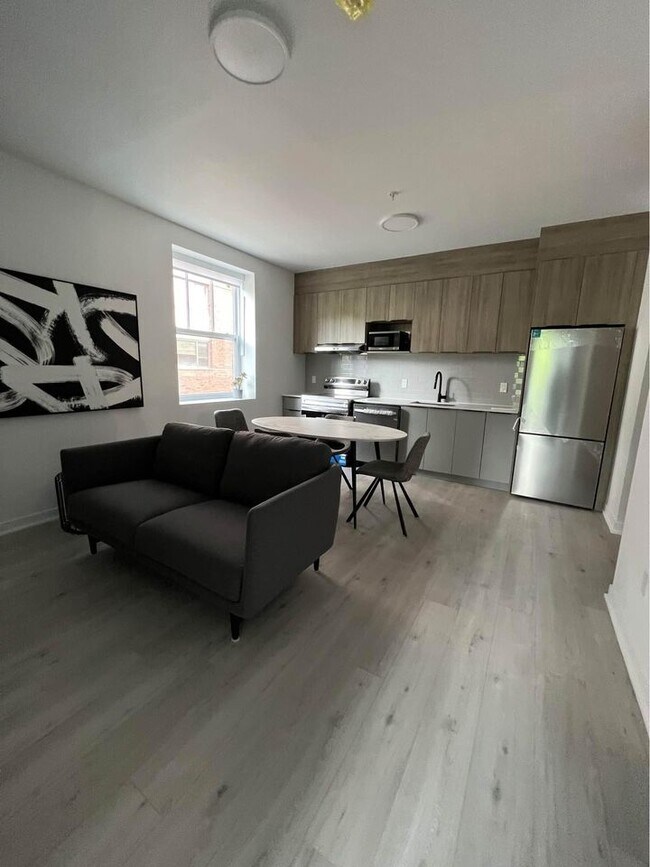 Building Photo - 3015 Rue Sherbrooke