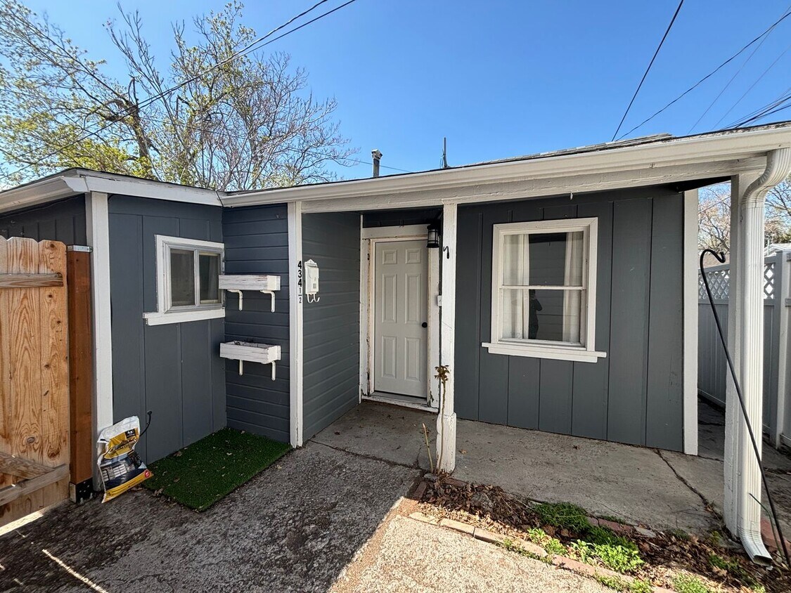 Primary Photo - 434-434 1/2 W Halliday St