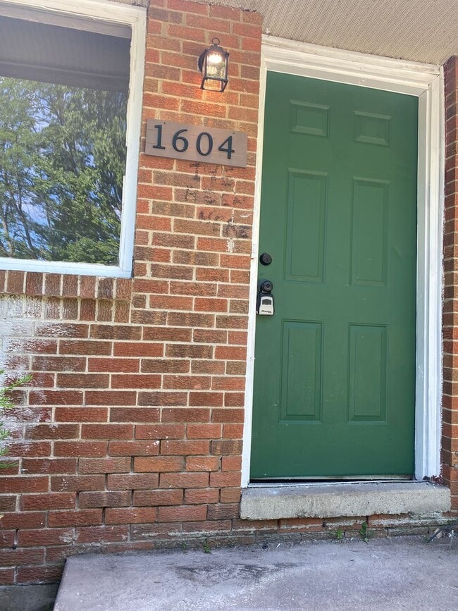 Building Photo - 1600-1604 Dewitt Drive