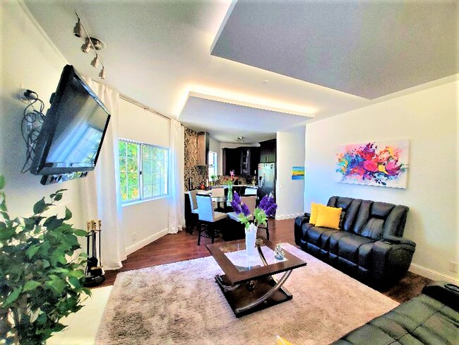 Living room - 919 W Lewis St