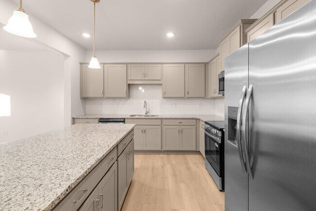 Foto del edificio - Beautiful Brand New 3 Bedroom 2.5 Bath Townhome in Hickory Glen!