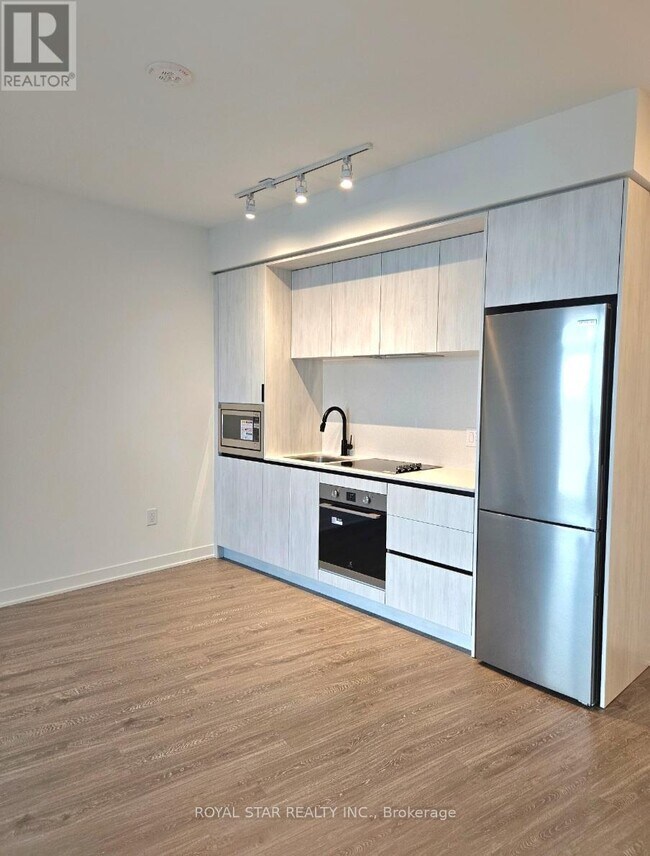 Photo du bâtiment - 2495 Eglinton Ave W