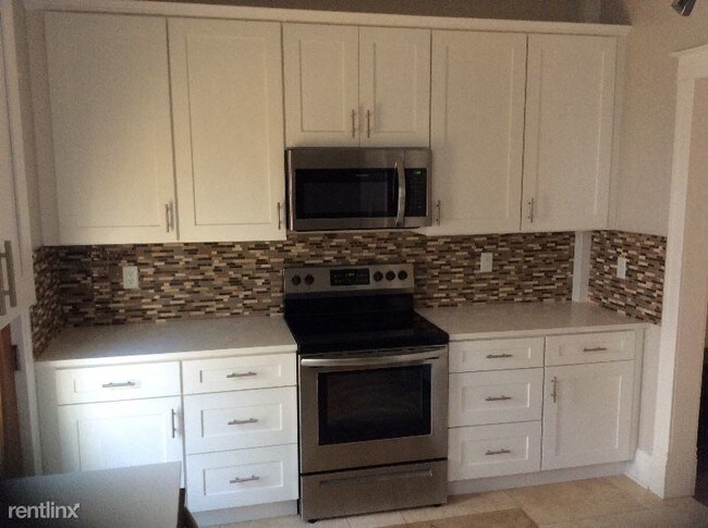 Building Photo - 3 br, 1.5 bath Apartment - 6119 8th Ave