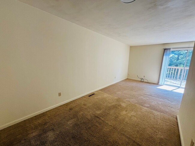 Building Photo - 4 Bedroom 3.5 Bath Townhouse