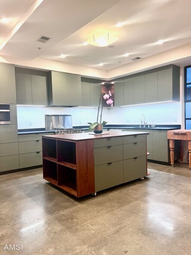 Primary Photo - 3 br, 2.5 bath House - 850 West Grand Aven...