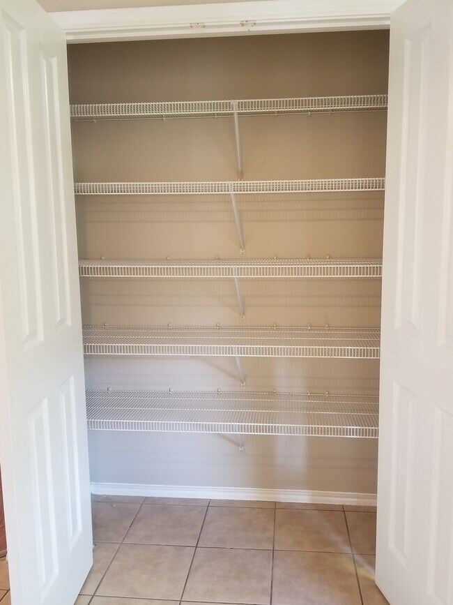 Building Photo - 5123 Fountain Hill