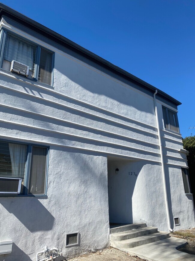 Building Photo - 121 S Flores St